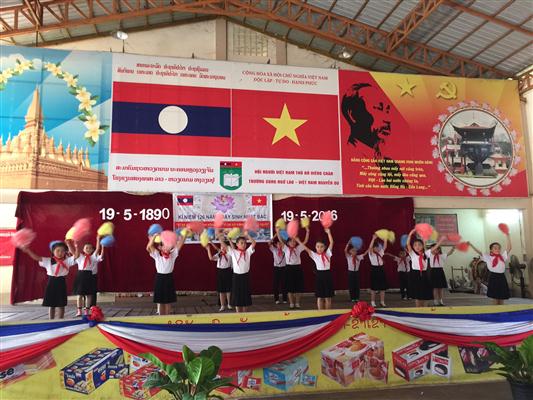 ສະເຫຼີມສະຫຼອງວັນຄ້າຍວັນເກີດປະທານໂຮ່ຈີມິນຢູ່ໂຮງຮຽນສອງພາສາລາວ-ຫວຽດນາມຫງວຽນຢູ